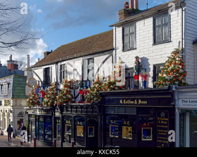 TUNBRIDGE WELLS, Kent/UK - 5. Januar: Weihnachten Anzeige in Royal Tunbridge Wells am 5. Januar 2018. Nicht identifizierte Personen Stockfoto