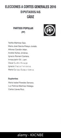 Stimmzettel der spanischen Parlamentswahlen 2016 für die Provinz Cádiz, die die Partido Popular (PP) repräsentieren. Das Dokument dokumentiert die politischen Wahlmaterialien der Wahl. Stockfoto