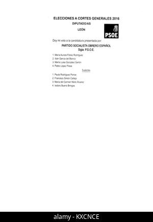 Foto des Wahlzettels, der bei den spanischen Parlamentswahlen vom 26. Juni 2016 im Wahlkreis León verwendet wurde, mit der Liste der Kandidaten der Sozialistischen Arbeiterpartei Spaniens (PSOE) und dem Wahlprozess in diesem Wahlbezirk. Stockfoto