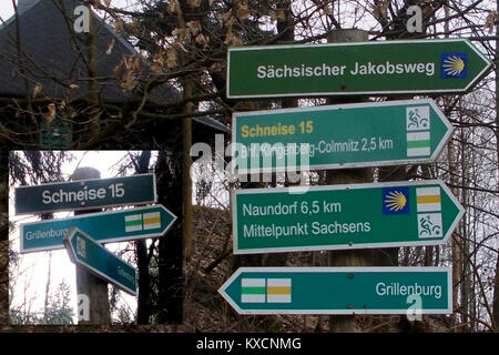 Ein Foto aus dem Jahr 2017 mit einem Wegweiser in der Nähe des Jagdschlosses in Grillenburg, Teil eines markierten Wanderwegs in der Naturlandschaft der Region. Stockfoto