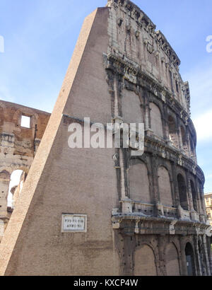 Isoliert, Nahaufnahme eines Teils der Römischen Kolosseum Wand mit architektonischen Details, an einem sonnigen Tag in Rom, Italien Stockfoto