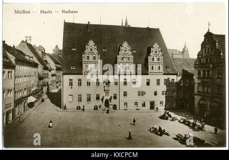 Dieses Foto aus dem Jahr 1917 zeigt den Marktplatz in Meißen mit dem Rathaus. Das Bild fängt die historische Architektur der Stadt und die geschäftige Atmosphäre des Marktes ein. Stockfoto