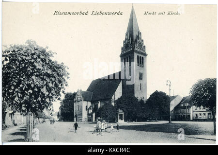 Diese Postkarte von Bad Liebenwerda aus dem Jahr 1918 zeigt den Marktplatz mit Kirche und veranschaulicht den zentralen öffentlichen Raum und die Architektur der Stadt im frühen 20. Jahrhundert. Stockfoto