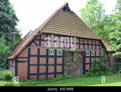 Dieser Eintrag dokumentiert ein Wohnhaus in der Schnepker Straße 1 in Schnepke, Deutschland. Das Gebäude repräsentiert die typische lokale Architektur und den Wohnstil der Region. Stockfoto