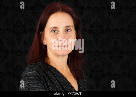 Porträt von einem ernsten und ruhigen kaukasische Frau mittleren Alters Stockfoto