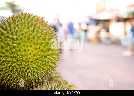 In der Nähe von spiky Durian Frucht auf einem Markt mit heraus zurück geblasen Boden mit Kopie Raum ausgehen. Stockfoto