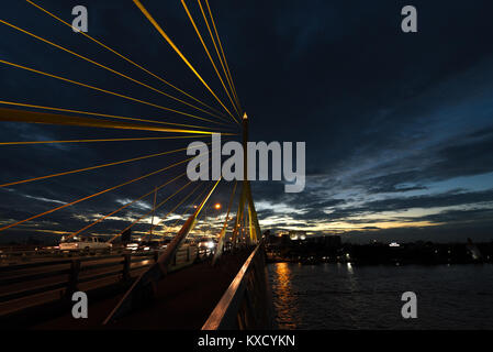 Blaue Stunde shot von Rama-VIII-Brücke über den Chao Phraya in Bangkok, Thailand Stockfoto