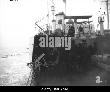 4-Zoll-Gewehr und Crew auf der HMS Galatea Feb 1917 LAC 3398107 Stockfoto