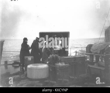 4-Zoll Mk V Pistole und Crew auf der HMS Galatea Feb 1917 LAC 3398106 Stockfoto