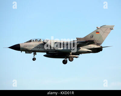 Dieses Bild zeigt ein Panavia Tornado Multirole-Kampfflugzeug, das auf der Luftwaffenbasis Büchel landet und NATO- und Luftwaffenoperationen repräsentiert. Stockfoto