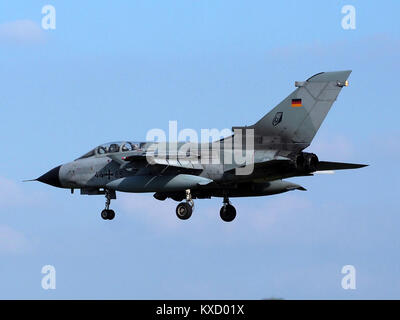 Ein Foto eines Panavia Tornado IDS, das auf dem Luftwaffenstützpunkt Büchel in Deutschland landet und das Flugzeug auf der Landebahn im Tactical Air Force Wing 33 einfängt. Stockfoto