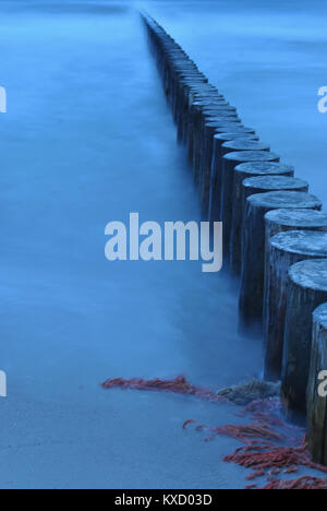 Holz- wellenbrecher Shot mit langen Belichtungszeiten in der Morgendämmerung Stockfoto