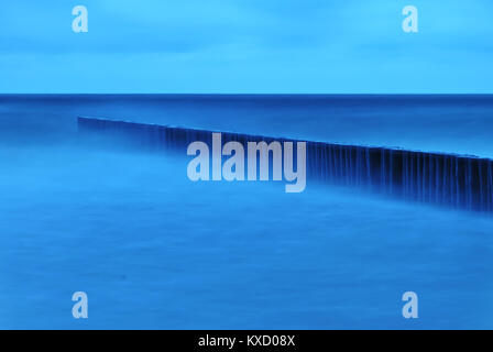 Holz- wellenbrecher Shot mit langen Belichtungszeiten in der Morgendämmerung Stockfoto