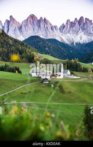 Hohen Winkel malerischen Blick auf Dorf gegen Bergketten Stockfoto