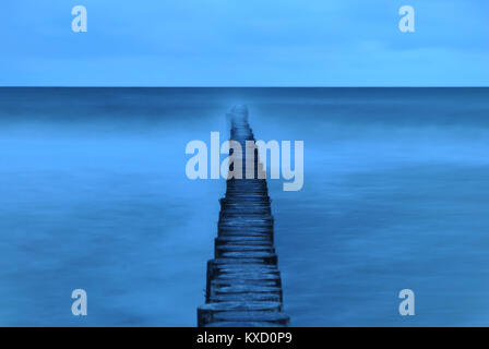 Holz- wellenbrecher Shot mit langen Belichtungszeiten in der Morgendämmerung Stockfoto