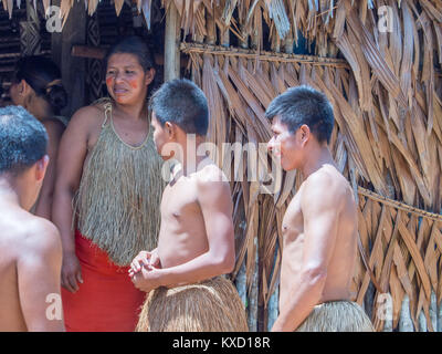 Iquitos, Peru - 14. Dezember 2017: Gruppe von Indianern aus Yahuas Stamm in seiner lokalen Kostüm. Stockfoto