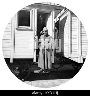 „Фараб“ (Farab) ist eine Stadt in der Provinz Lebap, Turkmenistan, am rechten Ufer des Flusses Amu Darya. Sie fungiert als Grenzübergangsstelle in das benachbarte Usbekistan und befindet sich auf einer Höhe von etwa 187 m. Stockfoto