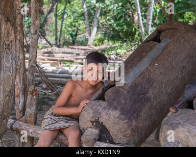 Iquitos, Peru - 14. Dezember 2017: Kleiner Junge, Indische aus Bora Stamm in seiner lokalen Kostüm Stockfoto