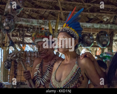 Iquitos, Peru - 14. Dezember 2017: Indianer von Bora Stamm in seiner lokalen Kostüm Stockfoto