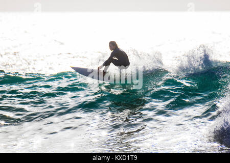 Unbeschwerte Teenager surfen im Meer Stockfoto