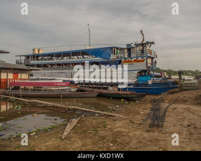 Caballococha, Peru - Dec 11, 2017: Cargo Boot im Hafen auf dem Amazonas. Stockfoto