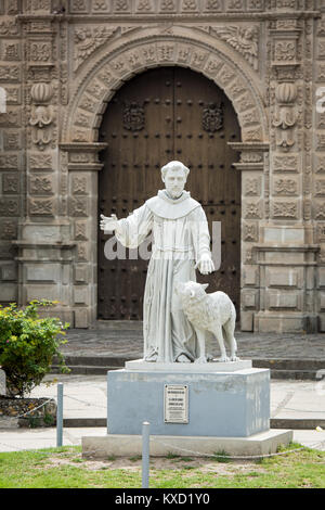 Statue des Hl. Franz von Assisi und der Wolf von Gubbio in der Kirche San Francisco auf dem Hauptplatz der Stadt Cajamarca im Norden Perus Stockfoto