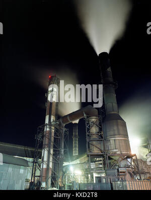 Low Angle View von Rauch ausstoßen aus der Industrie gegen Himmel bei Nacht Stockfoto