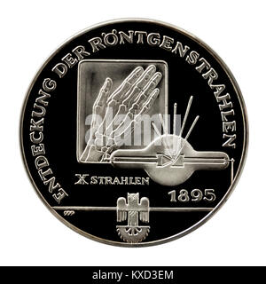 99,9% Beweis Silber Medaillon feiert die Entdeckung der Röntgenstrahlen durch Wilhelm Conrad Röntgen, der berühmten deutschen Erfinder. Stockfoto