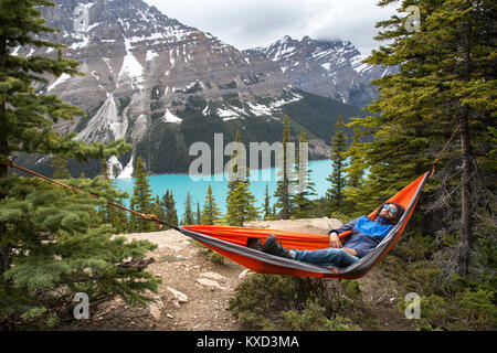 Hohe Betrachtungswinkel der Wanderer ruht in der Hängematte gegen den Peyto Lake und die Berge im Banff National Park Stockfoto