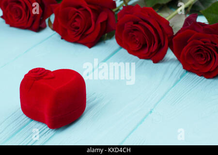 Rote Rosen und Herzen geformt. Stockfoto