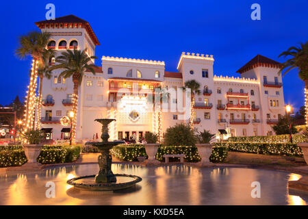 Casa Monica Hotel leuchtet in der Dämmerung in St. Augustine, Weihnachten. 1888 eröffnet, ist es eines der ältesten Hotels in den Vereinigten Staaten von Amerika Stockfoto