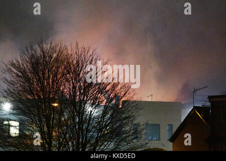 Rauch wogenden über London, nach einem Brand in einer Lackfabrik auf Waterloo Road, Staples Corner, London. Stockfoto