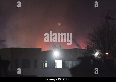 Rauch wogenden über London, nach einem Brand in einer Lackfabrik auf Waterloo Road, Staples Corner, London. Stockfoto