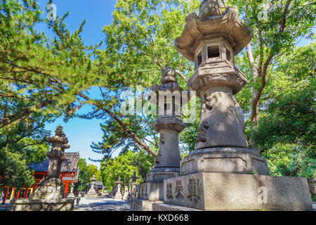 Steinlaternen an sumiyoshi Grand Schrein (sumiyoshi-taisha) in Osaka, Osaka, Japan - 24. Oktober: sumiyoshi Grand Schrein in Osaka, Japan, am 24. Oktober Stockfoto