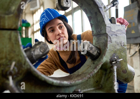 Mechanikerin im Werk Stockfoto