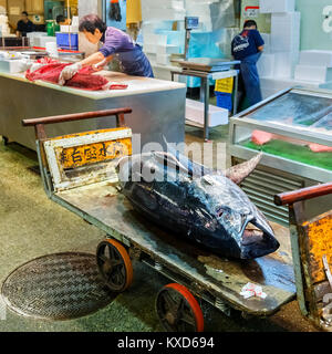 OSAKA, JAPAN - 24. Oktober: Osaka zentrale Großmarkt in Osaka, Japan am 24. Oktober 2014. Renommierten Küche Osaka und es ist das größte fi Stockfoto