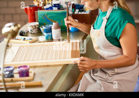 Junge Künstler in Handarbeit machen im Studio Stockfoto