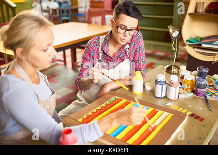 Zwei Freunde Malerei in Art Studio Stockfoto