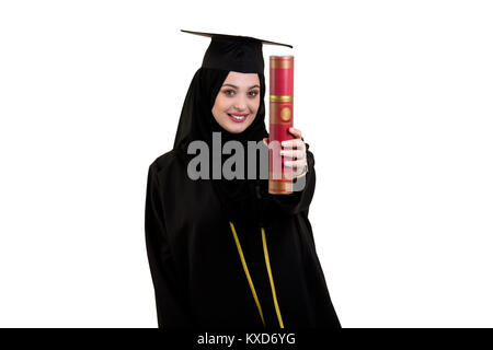 Bildung, Graduierung und Personen Konzept-muslimische Frau im hijab mit Diplom auf weißem Hintergrund Stockfoto