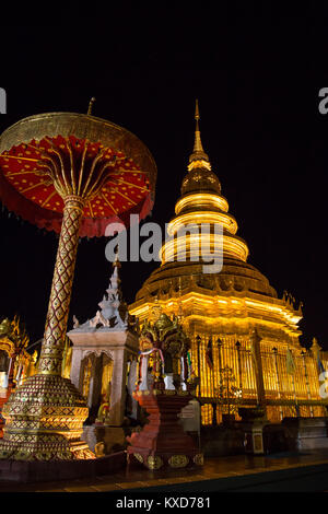 Wat Phra That Hariphunchai mit Beleuchtung bei Nacht eingerichtet Stockfoto