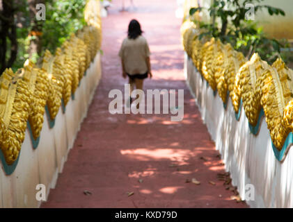 Blur Bild von Frauen gehen Sie naga Treppe im Tempel Stockfoto