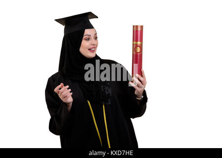 Bildung, Graduierung und Personen Konzept-muslimische Frau im hijab mit Diplom auf weißem Hintergrund Stockfoto