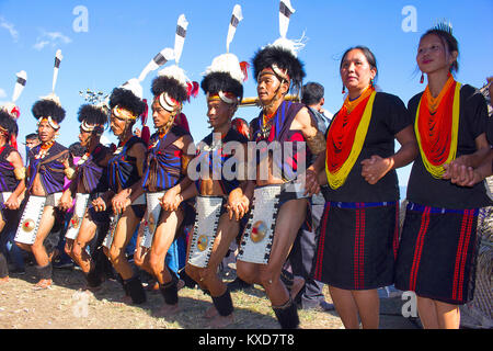 Konyak Stamm durchführen bei Horbnill Festival, Kisama, Nagaland, Indien Stockfoto