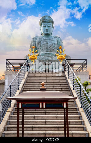 Hyogo Daibutsu - Der große Buddha bei Nofukuji Tempel in Kobe, Japan Kobe, Japan - 26. Oktober: Hyogo Daibutsu in Kobe, Japan am 26. Oktober 2014. Ein Stockfoto