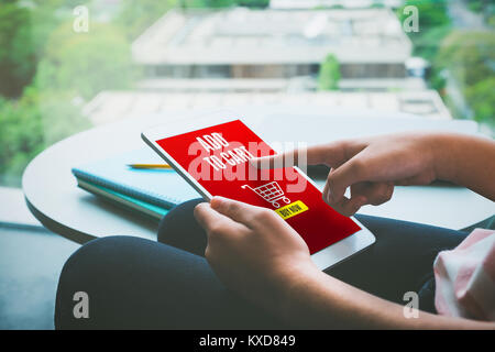 Nahaufnahme der Hand von Frau sitzt und online Einkaufen in den Warenkorb Funktion auf Tablet-PC zu Hause, Digital Marketing Konzept Stockfoto