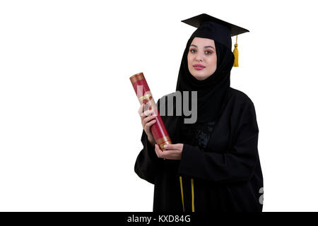 Bildung, Graduierung und Personen Konzept-muslimische Frau im hijab mit Diplom auf weißem Hintergrund Stockfoto
