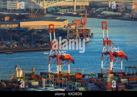 OSAKA, Japan - 28. Oktober: Osaka Bay in Osaka, Japan, am 28. Oktober 2014. Branchen suchen rund um Osaka Bay, weil es qualifizierte und reichlich w sind Stockfoto