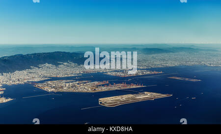 KOBE, Japan - 30. Oktober: Kobe Flughafen in Kobe, Japan am 30. Oktober 2014. Februar 2006 eröffnet, auf einer künstlichen Insel errichtet, Griffe inländische f Stockfoto