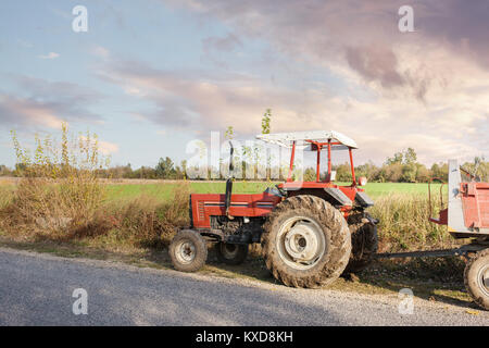 Landwirtschaftliche Maschinen im Vordergrund Arbeiten im Feld Stockfoto