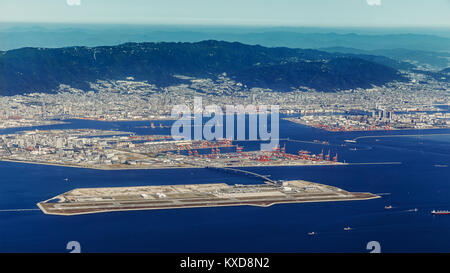 KOBE, Japan - 30. Oktober: Kobe Flughafen in Kobe, Japan am 30. Oktober 2014. Februar 2006 eröffnet, auf einer künstlichen Insel errichtet, Griffe inländische f Stockfoto